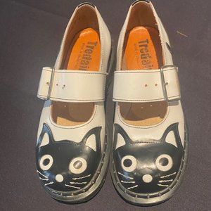 Tradair White with Black Cat Face Shoes